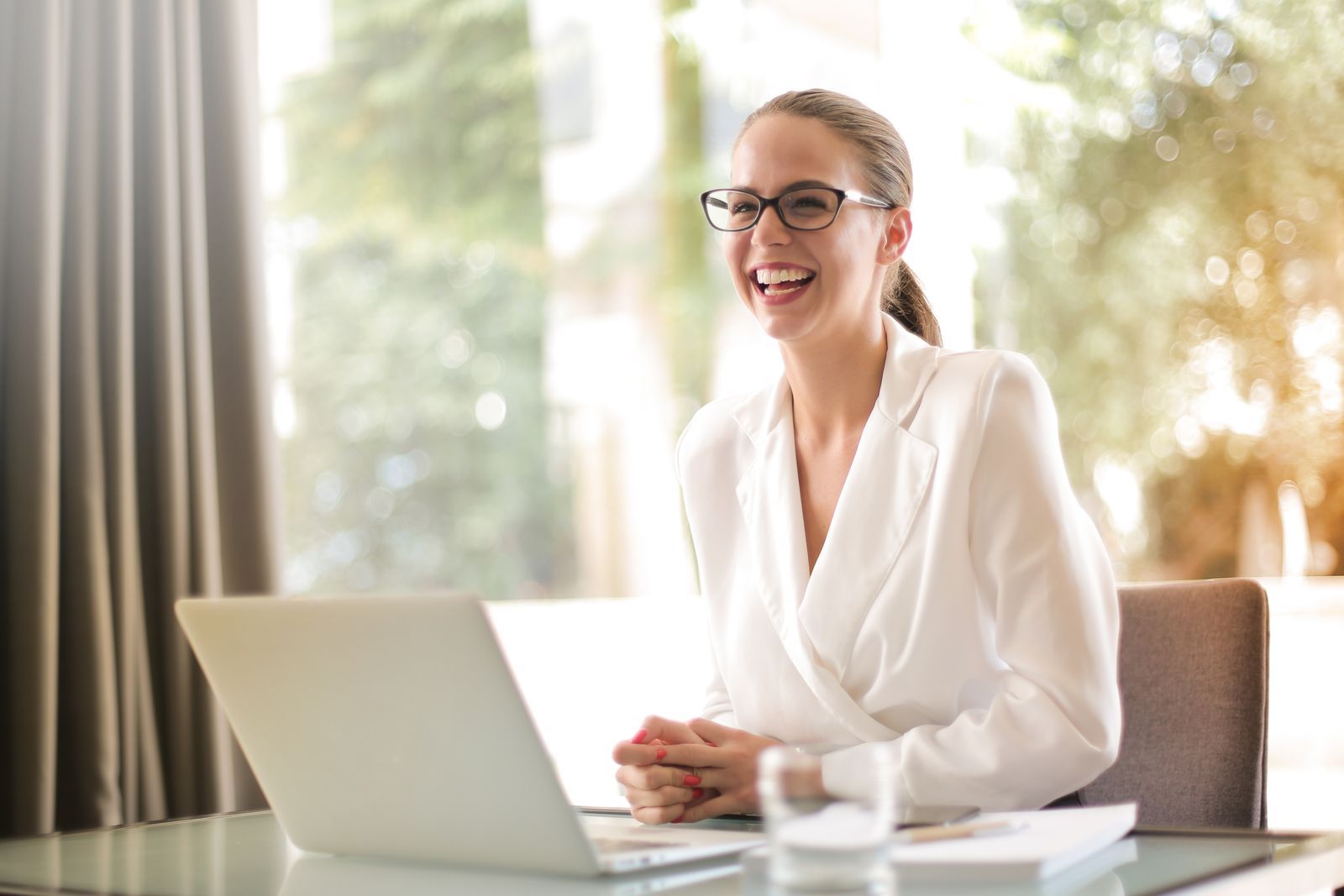 Profesional trabajando con confianza en una oficina brillante