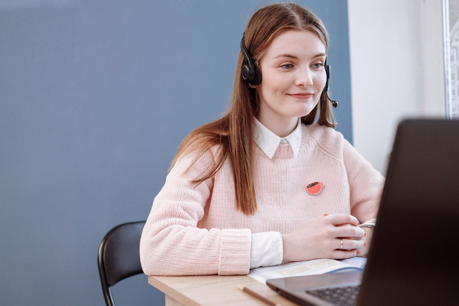 Agente de atención al cliente sonriendo con diadema