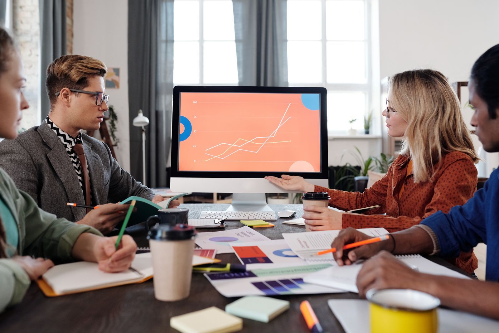 Equipo analizando una gráfica de crecimiento en pantalla