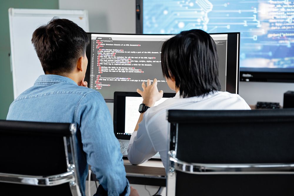 Desarrolladores construyendo la solución