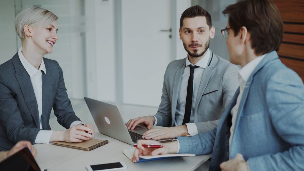 Asesores en una reunión de consultoría