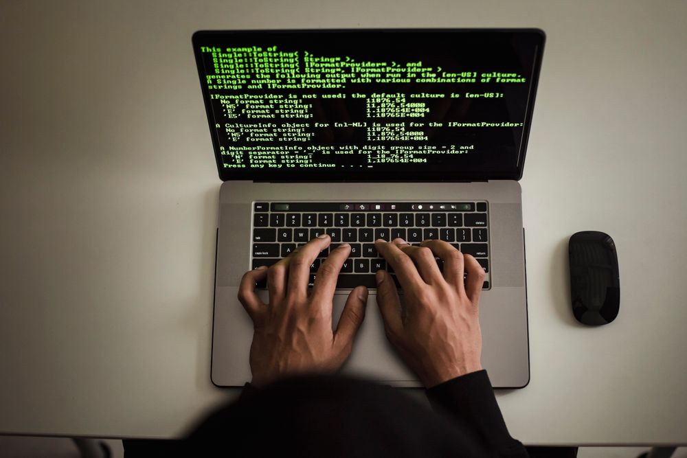 Programador escribiendo código